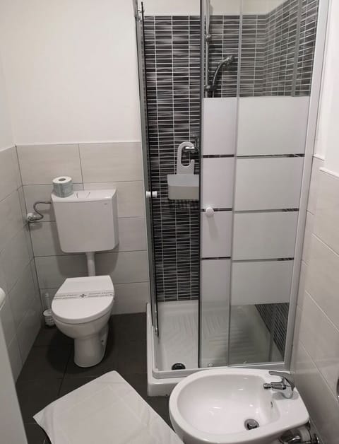 City Room | Bathroom | Shower, free toiletries, hair dryer, bidet