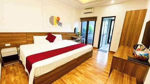 Hypo-allergenic bedding, minibar, desk, laptop workspace
