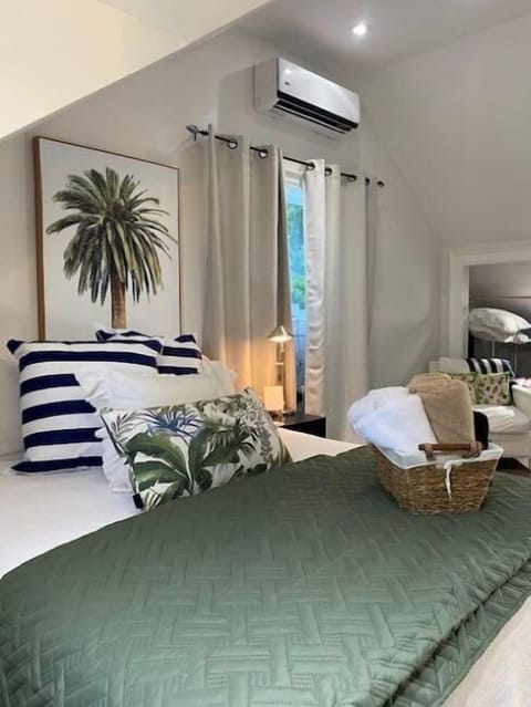 Luxury Suite | Blackout drapes, WiFi (free), bed sheets