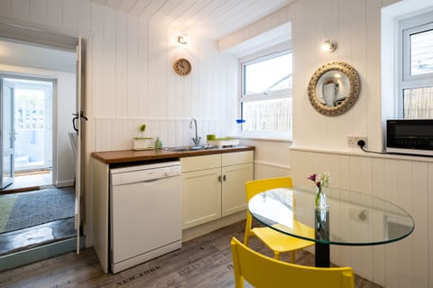 Cottage | Private kitchen | Fridge, dishwasher, electric kettle, toaster