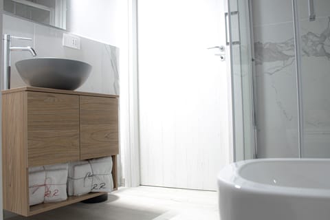 Comfort Room | Bathroom | Shower, rainfall showerhead, free toiletries, hair dryer