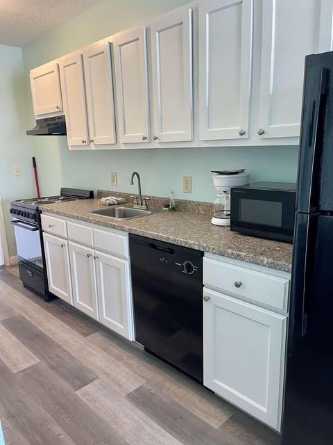 Double Room, 1 Queen Bed, Kitchen, Poolside | Private kitchen | Fridge, microwave, coffee/tea maker, paper towels