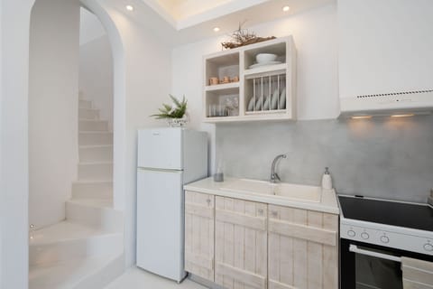 Honeymoon Suite, Jetted Tub, Sea View | 1 bedroom, in-room safe, individually decorated, individually furnished