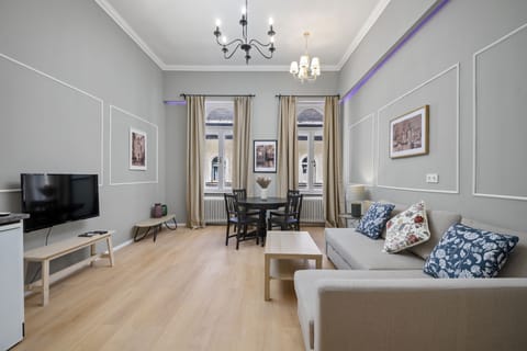 Deluxe Apartment | 2 bedrooms, premium bedding, iron/ironing board, cribs/infant beds