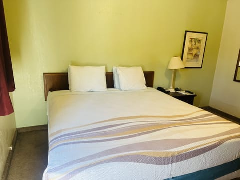 Basic Room, 1 Queen Bed, Non Smoking | Desk, WiFi (free), bed sheets