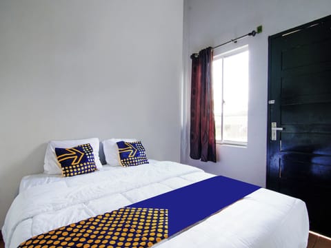 Double Room | Desk, bed sheets
