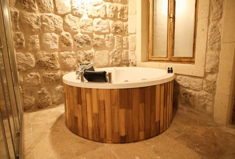 Superior Room, Valley View, Courtyard Area | Bathroom | Free toiletries, hair dryer, slippers, towels