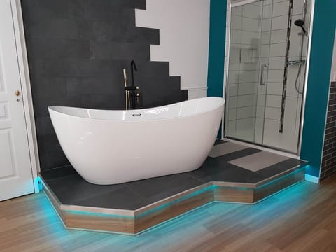 Deluxe Room | Bathroom | Free toiletries, hair dryer, towels, soap