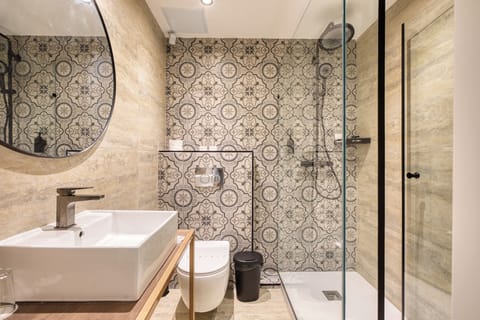 Deluxe Double Room | Bathroom | Free toiletries, hair dryer, bathrobes, slippers