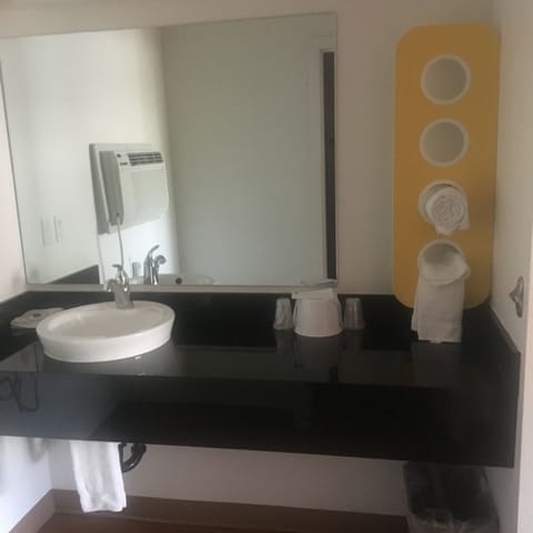 Combined shower/tub, towels