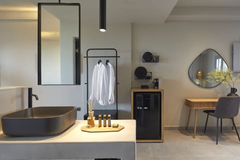 Superior Suite | 1 bedroom, in-room safe, desk, soundproofing