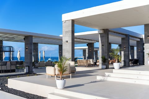Poolside bar
