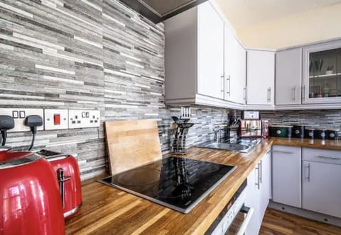 House | Private kitchen | Fridge, microwave, oven, stovetop