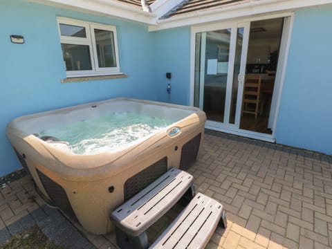 Cottage | Outdoor spa tub