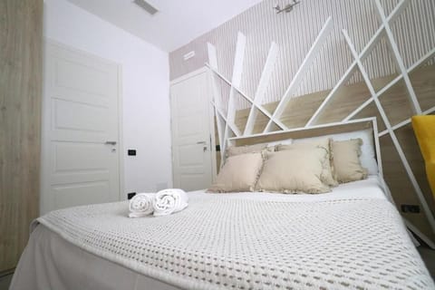 Business Double Room Single Use | Desk, laptop workspace, free WiFi