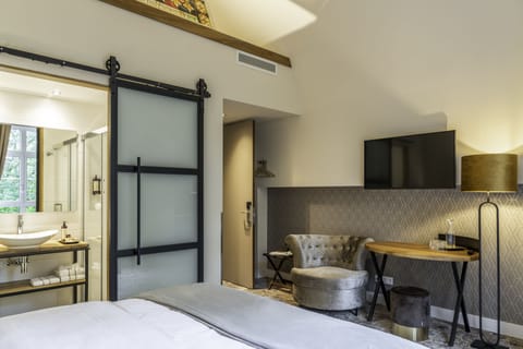 Premium bedding, down comforters, pillowtop beds, in-room safe