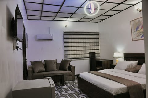 Deluxe Studio Suite | Free WiFi, bed sheets