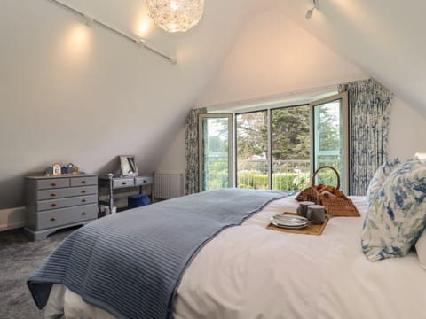 5 bedrooms, WiFi (free), individually decorated, individually furnished