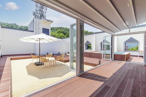 Family Room | Terrace/patio