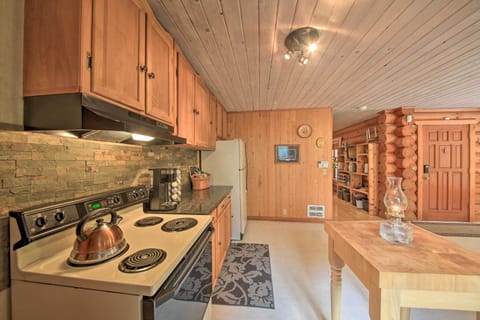 House (3 Bedrooms) | Private kitchen | Microwave, oven, stovetop, coffee/tea maker