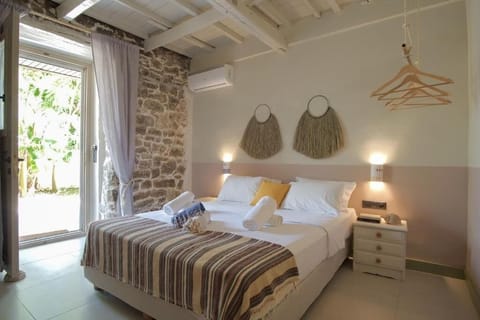 Cocoon Double with Patio | Soundproofing, free WiFi, bed sheets