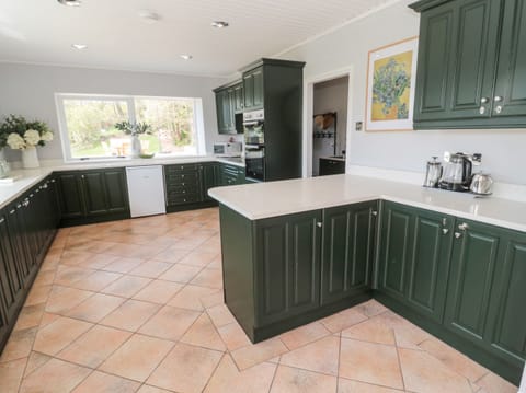 Fridge, dishwasher, cookware/dishes/utensils