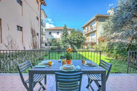 Family Apartment, 2 Bedrooms, Microwave (Leonardo House Garden Stresa Center) | Outdoor dining