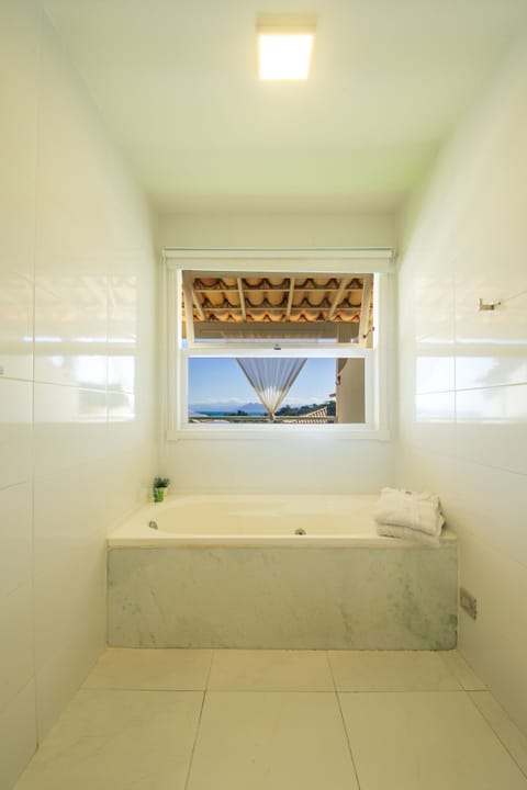 Studio Suite | Bathroom | Hair dryer, towels, soap, shampoo