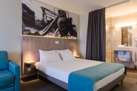 Junior Suite | In-room safe, desk, soundproofing, free WiFi