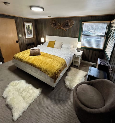 Deluxe Room, 1 King Bed | Individually decorated, individually furnished, iron/ironing board