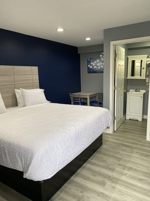 Standard King Non Smoking | Blackout drapes, free WiFi, bed sheets