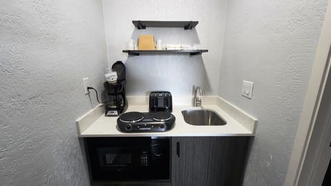 Coffee/tea maker, full-size fridge, microwave, oven