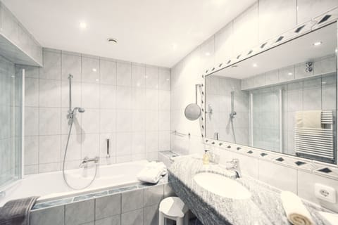 Single Room | Bathroom | Free toiletries, hair dryer, bathrobes, slippers