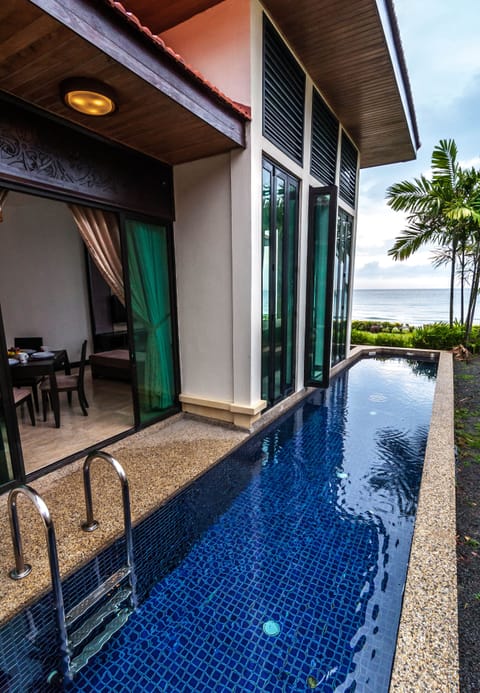 2 outdoor pools