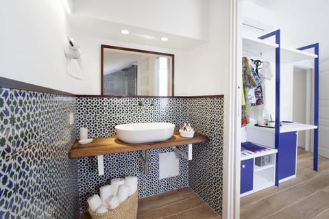 Shower, rainfall showerhead, free toiletries, hair dryer