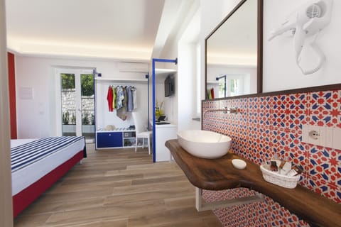 Minibar, in-room safe, desk, cribs/infant beds