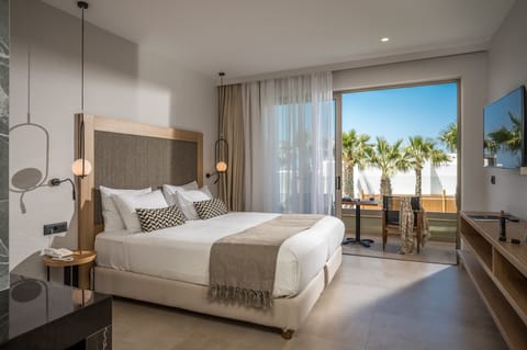 Room, Jetted Tub, Garden View | In-room safe, free WiFi, bed sheets