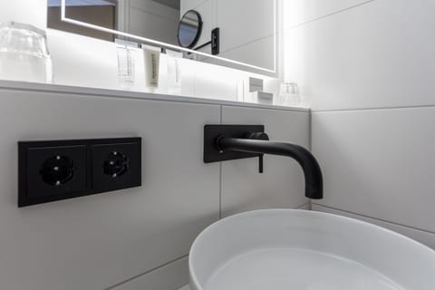 Deluxe Room | Bathroom | Shower, free toiletries, hair dryer, towels