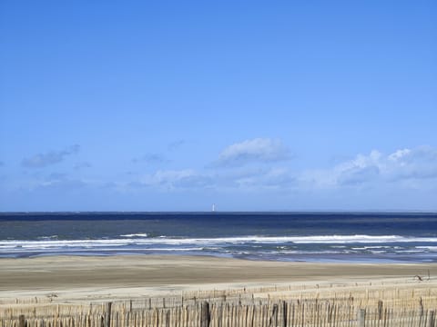 Beach nearby, white sand, beach bar