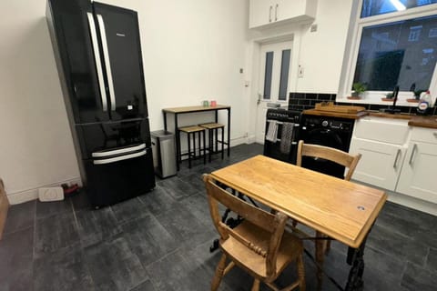 House | Private kitchen | Fridge, microwave, oven, stovetop