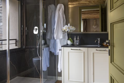Superior Room | Bathroom | Shower, free toiletries, hair dryer, bathrobes