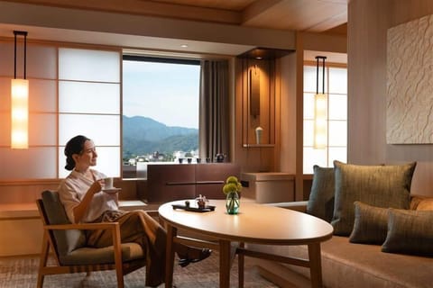 KING DELUXE SUITE NON SMOKING | Hypo-allergenic bedding, in-room safe, desk, iron/ironing board