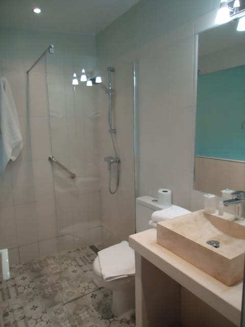 Comfort Room, 1 King Bed with Sofa bed | Bathroom | Free toiletries, hair dryer, towels, soap