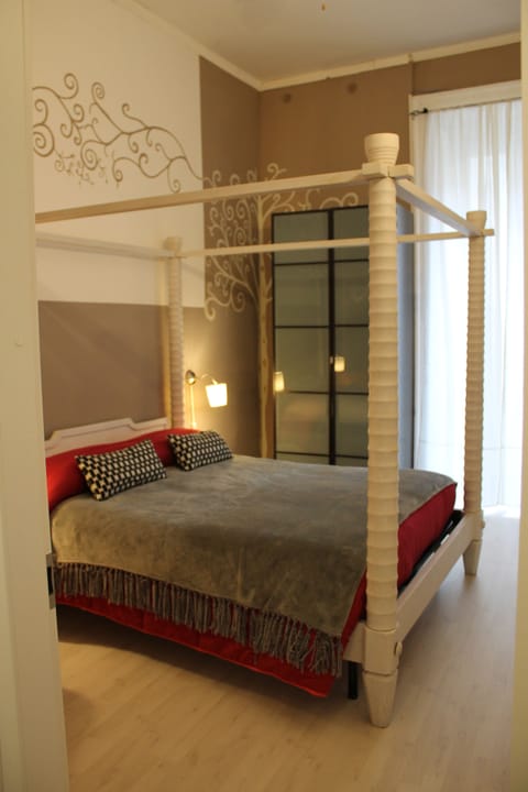Classic Room | Desk, blackout drapes, soundproofing, rollaway beds