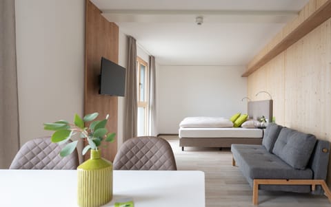 Studio | Desk, laptop workspace, soundproofing, free WiFi