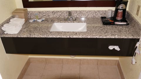 Shower, free toiletries, towels