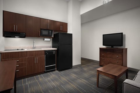 Full-size fridge, microwave, stovetop, dishwasher