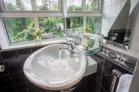 Combined shower/tub, free toiletries