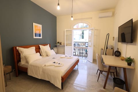 In-room safe, desk, laptop workspace, soundproofing