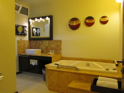 Master Suite Double Queen | Bathroom | Shower, free toiletries, hair dryer, towels